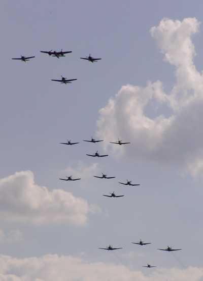 De finale ... (32 vliegtuigen in formatie)