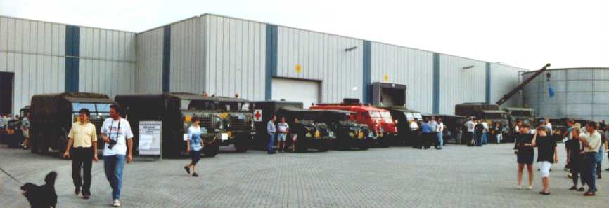 Enkele van de 40 militaire voertuigen