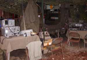 Diverse radio's uitgestald rond radiowagens