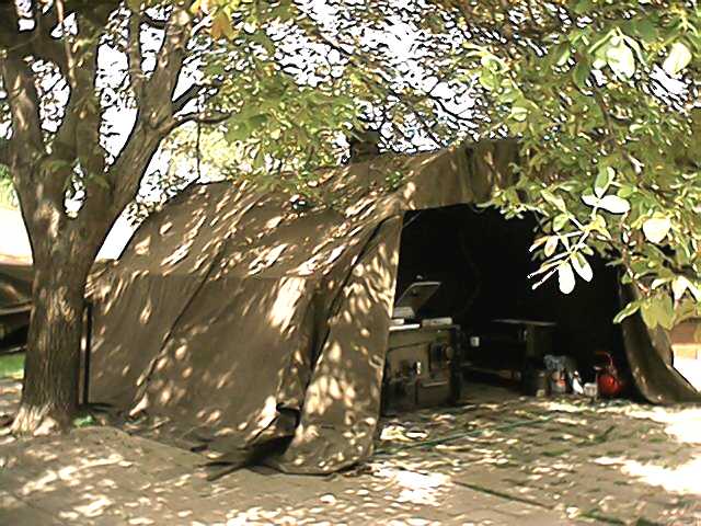 Veldkeuken opgesteld in de tent